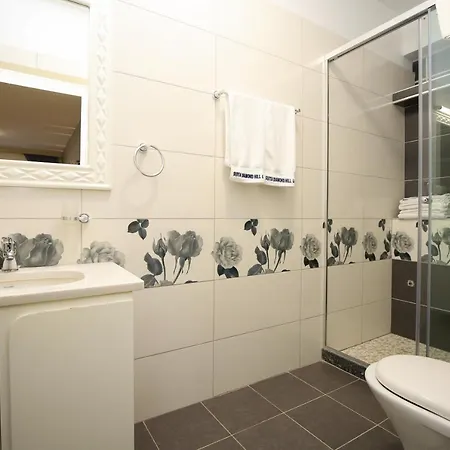 Diamond Hill & فلورا