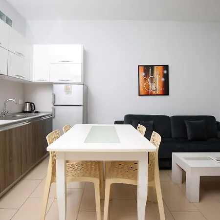 Diamond Hill & فلورا